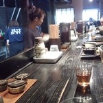 山元麺蔵 - カウンター奥の席からの店内
