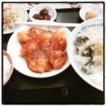 Kin Fuku - 日替わりランチ定食630円
                        おかずは三種、ラーメンは四種類から選びます。