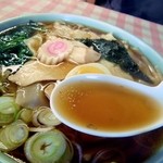 中華そば たまや - スープ。