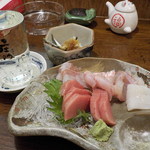 居酒屋 庄助 - 刺身盛り\1000。イカの横がクエです。