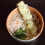にし川 - 関西風だし　ちくわ天うどん　当店の関西風だしは羅臼産の昆布と鰹節をはじめとした様々な原料を独特のブレンドで配合したにし川特製の関西風淡口だしです。