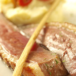 Domos - 肉汁がしたたるマグレ鴨のステーキ