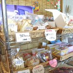 パンのみみ 木･ぼーう - レジ脇、ラスクやバレンタイン等のイベント商品も