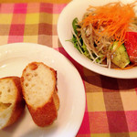 Trattoria Bene - サラダとパン