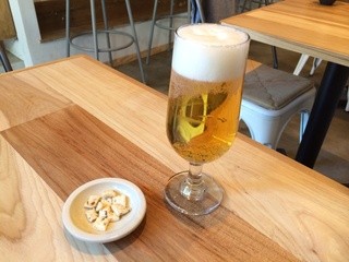 KOU - ランチビール(300円)には自家製クミン入りクラッカーが