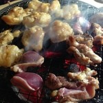 炭仙人 - 鶏肉やホルモンを炭火で炙る