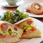 ロージーティーハウス - ベーコンが入った食べ応えのあるパンに、マッシュポテトと野菜がたっぷりのサンドウィッチ
