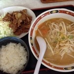 Kura - 焼肉セット 780円　味噌ラーメン