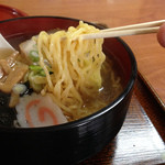 玄来 - 中太の多加水麺