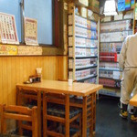みのり亭 - 漫画本は一杯の店内