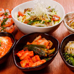 韓國海苔/辣味豆芽拌菜/鹽醃高麗菜/毛豆/鹽醃黃瓜/番茄切片/腌制鱈魚