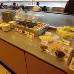Sakura Lounge Chubu Kokusai Kuko - おにぎりも鮭、昆布、ツナの３種類が用意され、稲荷寿司や巻き寿司もありました