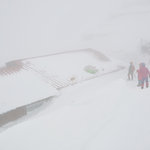 Hotaka Dake Sanso - 山荘は雪の下なので雪の斜路を下っていく