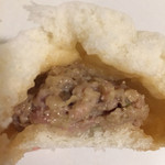 目黒五十番 - プチ肉まんを割ってみました