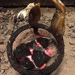 湯乃上館 - 囲炉裏で焼く鮎