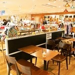 Milk & Parfait Yotsuba White Koji Shinchitosekuko Ten - 隣のお店「Craft Studio」内に設定してあるテーブル席も使っていいそうです