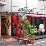TRATTORIA CAYABACCIO - イタリア国旗がはためく店頭