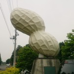 いしじま - 道路際に立つ目を引くモニュメント