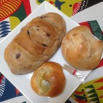 つるりんどう - 左 森のパン
            右 丸ごと玉ネギ
            下 モンブラン