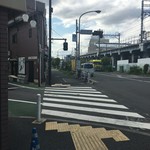 丼ぶり屋 幸丼 - 大井町から下神明に向かって途中の交差点にある三角にとがった建物です