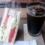 BLOSSOM & BOUQUET Akihabara Udx Ten - 生野菜サンド：240円、アイスコーヒー：220円