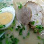 Shunkashuto - 「ラーメン」チャーシュー2枚と半カットのゆで玉子