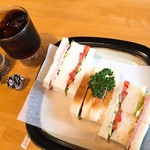 ぷりずむ - ミックスサンド(400円)とアイスコーヒー(料理注文で150円)