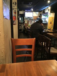 韓国家庭料理 東大門タッカンマリ - 細長いお店。小上がり席もありました