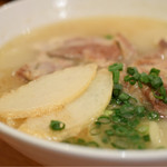 Kankara Shokudo - ソーキそば@税込800円：麺はモチモチ。ソーキはトロトロ。そして、ゴロゴロと。豚の脂を感じつつ、鰹出汁はほどほどに。