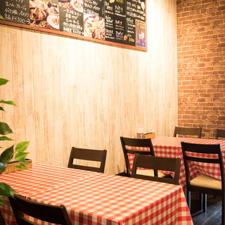 落ち着いた雰囲気の店内で家庭的なスペイン料理と厳選したワインをお楽しみ下さい！
