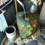 Oshozu An - お店の中に御清水不動尊の湧水