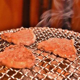 肉の旨味を引き出す備長炭の七輪焼肉
