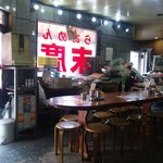 本格らあめん 末廣 - 壁際はかなりカオスです。