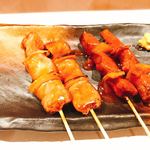 Tori Kiyo - 焼き鳥（左から）豚串 タレ2本、レバー タレ2本。添えられたからしに付けていただきます。