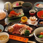 民芸の宿中央ホテル - 和牛サーロイン陶板焼きをメインした会席料理