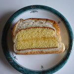丸十ベーカリー - 2011年6月16日(木)カステラサンド。ジャムが挟んであるカステラの部分が、特に美味しいです。