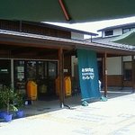 おもてなし処 仲まち家 - 右手の建物のなか。正面は物販。