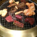 和牛ホルモン 文吾商店 - いろんな種類食べれる！！焼いてきます！
