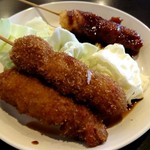 鉄板居酒屋 くろ - 手前からチキン串かつ(150円)、つくね串かつ(180円)、くろの串かつ(120円)