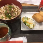 Cafe Raiburari - 肉うどん＆いなりセット500円