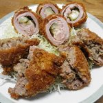 メルカートわかばマイスター - メンチカツ　鶏肉しそチーズ揚げ　切って盛りつけてみました。