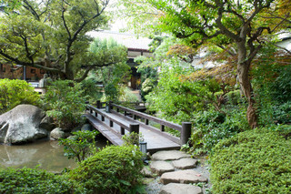 Jinya Nigiwai Tei - 風情溢れる一万坪の日本庭園の中で、お食事や温泉、散策をごゆっくりお愉しみいただけます。