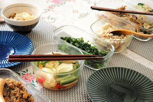 常備菜が並ぶ食卓