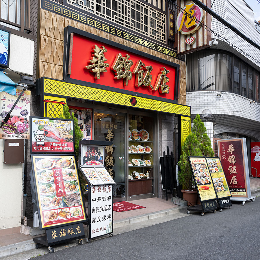 店の隣に位置する魚屋で魚介を選び、好きな調理法で料理してもらうこともできる。